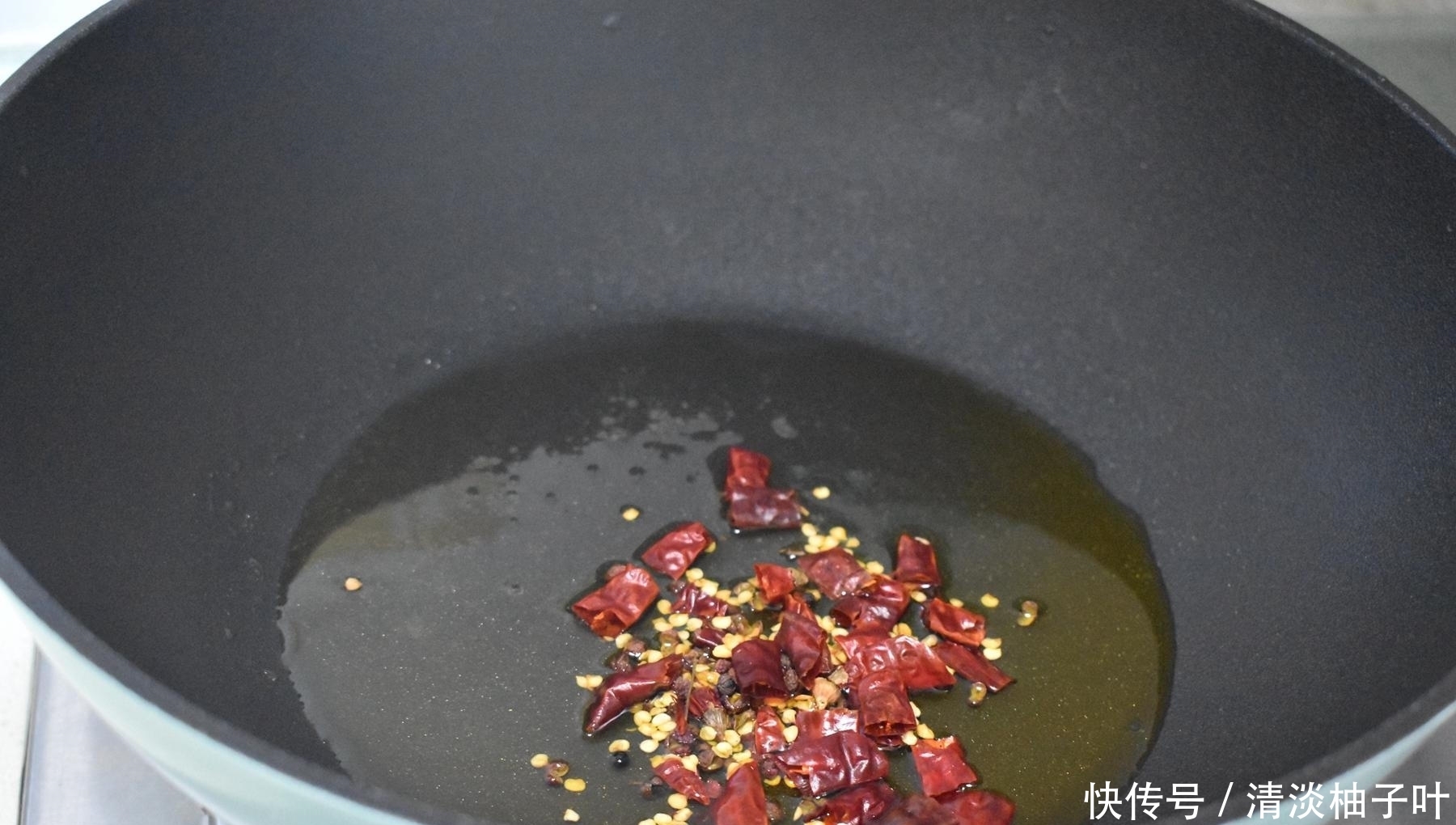 生活|2人2菜1汤的午餐,酸菜鱼和排骨汤荤素搭配滋味无穷,认真生活