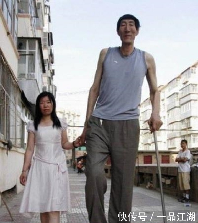 巨人症|世界第一高鲍喜顺,不听医生劝阻生孩子,儿子10岁时身高1.6米