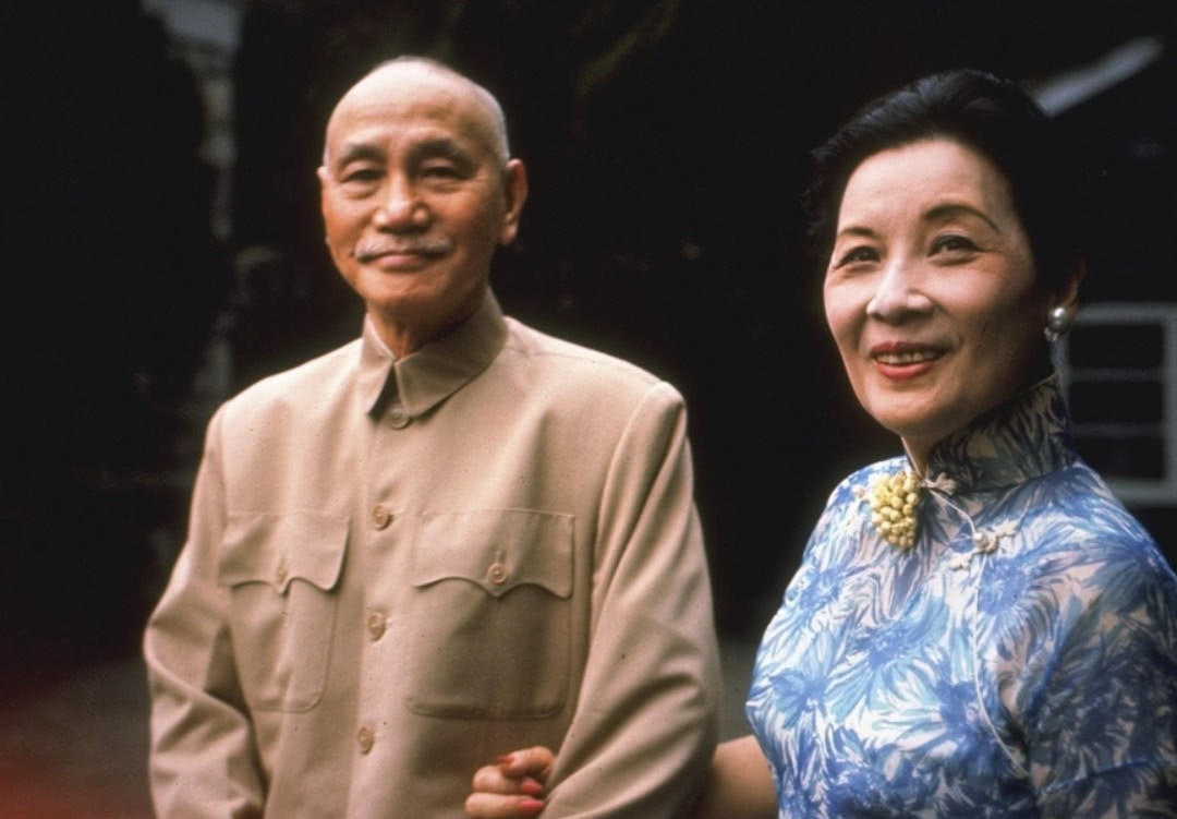 落泪|蒋经国去世后,宋美龄有何反应?站在门外看了一眼,未落泪