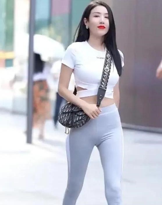 女人味 穿着打底裤显得特别自信,更适合职场女性!