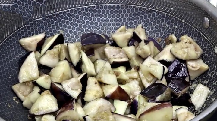 夏天,遇到此菜不要手软,8毛钱一斤,上锅一炒,营养又美味