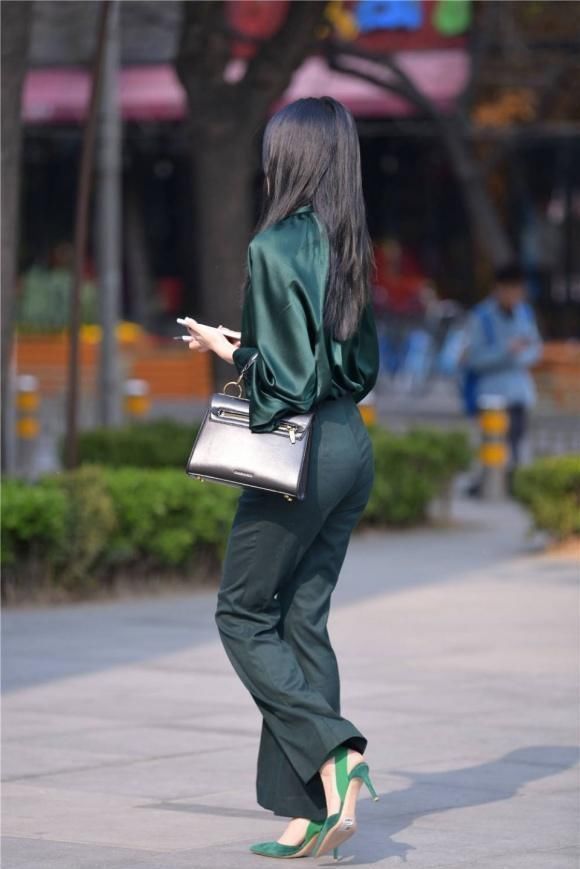 真丝|谁能撑起一身绿色搭配的美，不得不赞美年轻女生的自信与魅力