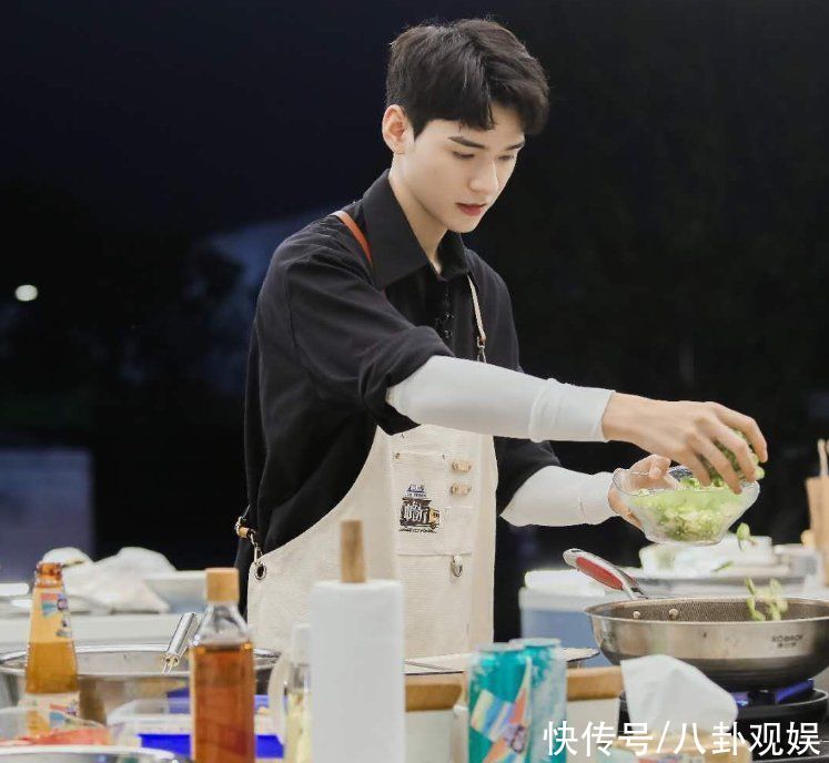 小也|龚俊暂别《中餐厅》,晒照感谢合伙人,还分享了小龙虾的制作秘方