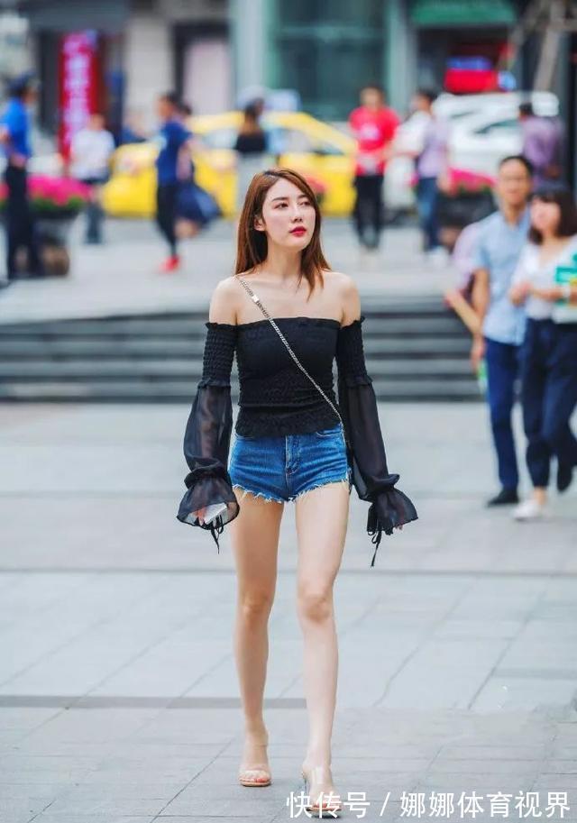 身上穿着 美女脚上一双优雅的高跟鞋穿搭,显示出一种都市女性的优雅与魅力