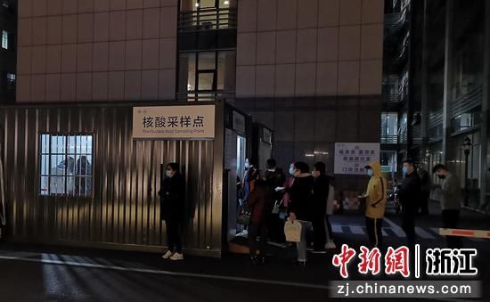 谢盼盼|浙江三起疫情累计阳性18例 浙江省人民医院核酸检测点排起长队