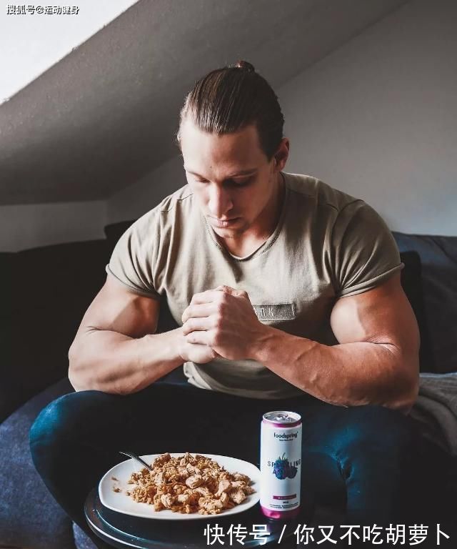 撸铁|臂围45cm，二头肌似小山包的猛汉奶爸，还自带肌肉抽筋绝活