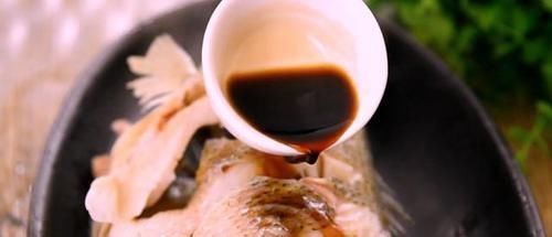  鲈鱼最经典的做法，鲜嫩可口，汤鲜味美，学会了又是一道硬菜