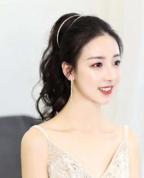 初恋脸适合这几款发型,齐肩短发、高马尾、微卷长发,时尚又好看