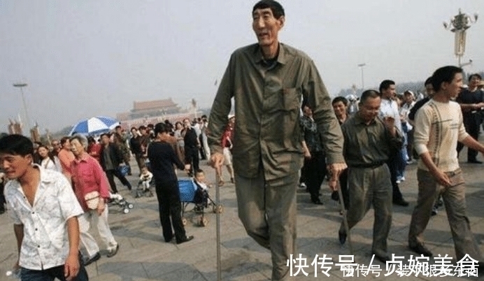 鲍喜顺|中国第一巨人鲍喜顺:不听忠告57岁生下一子,儿子现状如何?