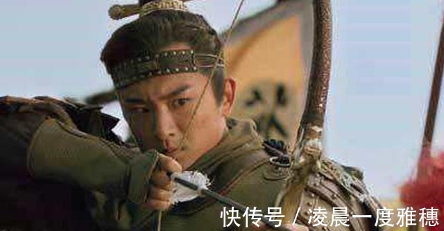 关胜#水浒传此人不但身份比柴进高贵,而且武艺高,躲过花荣射来的箭