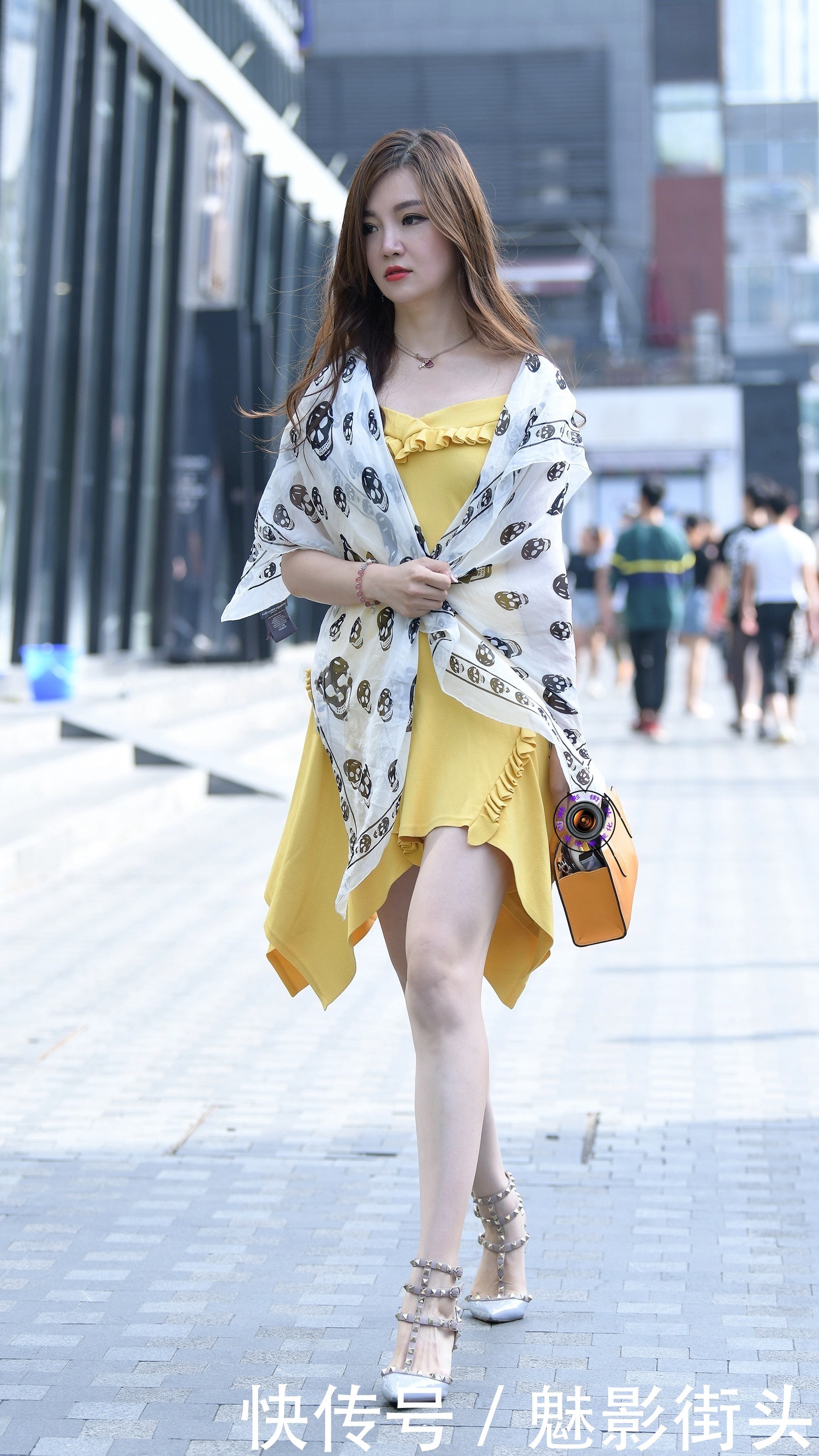 搭配|连衣裙搭配铆钉高跟鞋,再加一块披巾,美女是这样的妩媚而嫣润