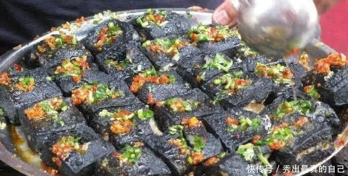 被名字“毁了”的4个小吃,臭豆腐不算啥,牛粪火锅谁顶得住啊