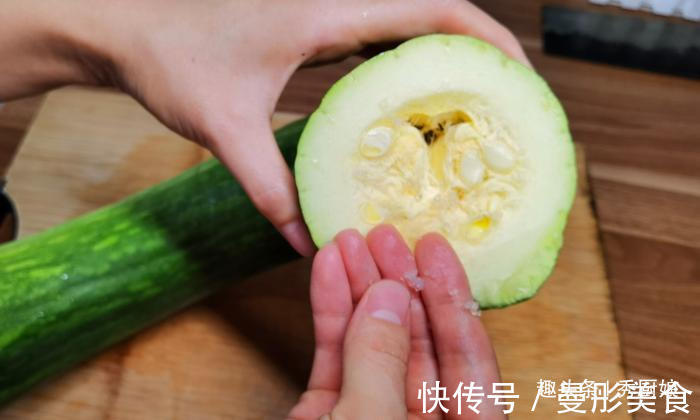 水调面|三伏天，遇到此菜别手软，比芹菜营养，比韭菜鲜，包饺子吃特香