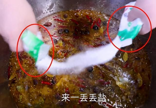 “盐王爷”半吨越发嚣张，一顿饭2袋盐，网友：咸菜都不敢这么放