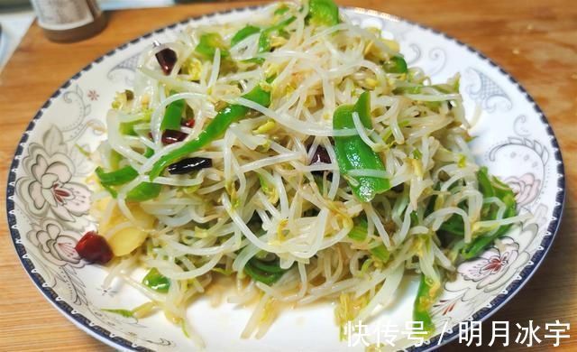 饭店“炒绿豆芽”为啥那么好吃原来多做这1步，豆芽脆爽又入味
