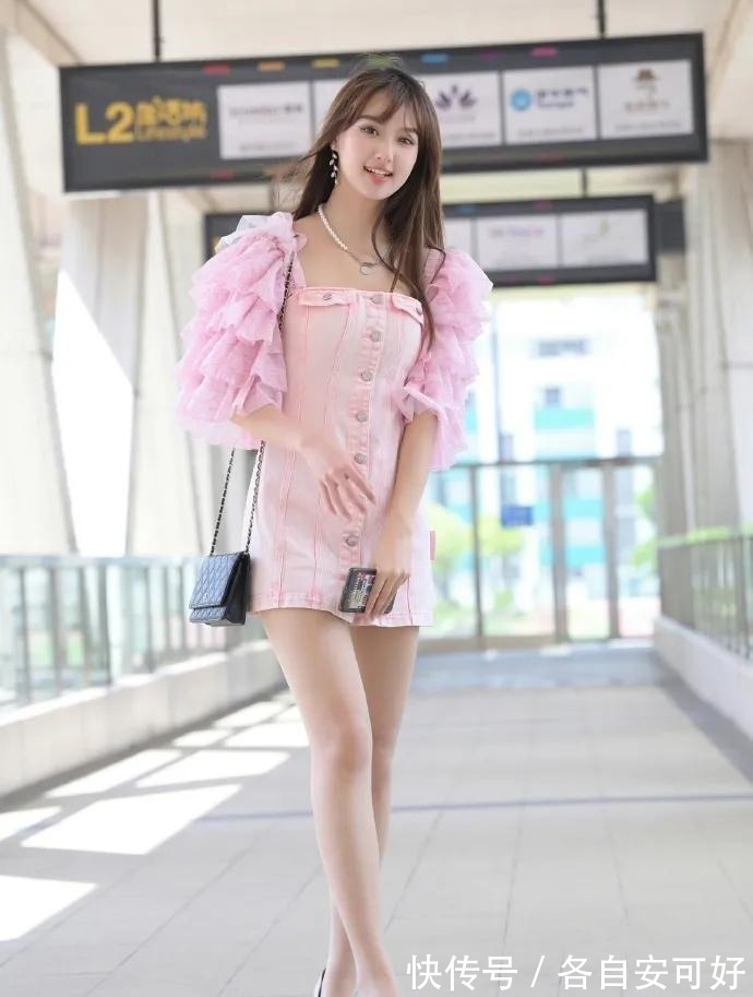 女生 粉色时尚连衣裙,加上精致浅色高跟鞋,青春甜美又有少女感!