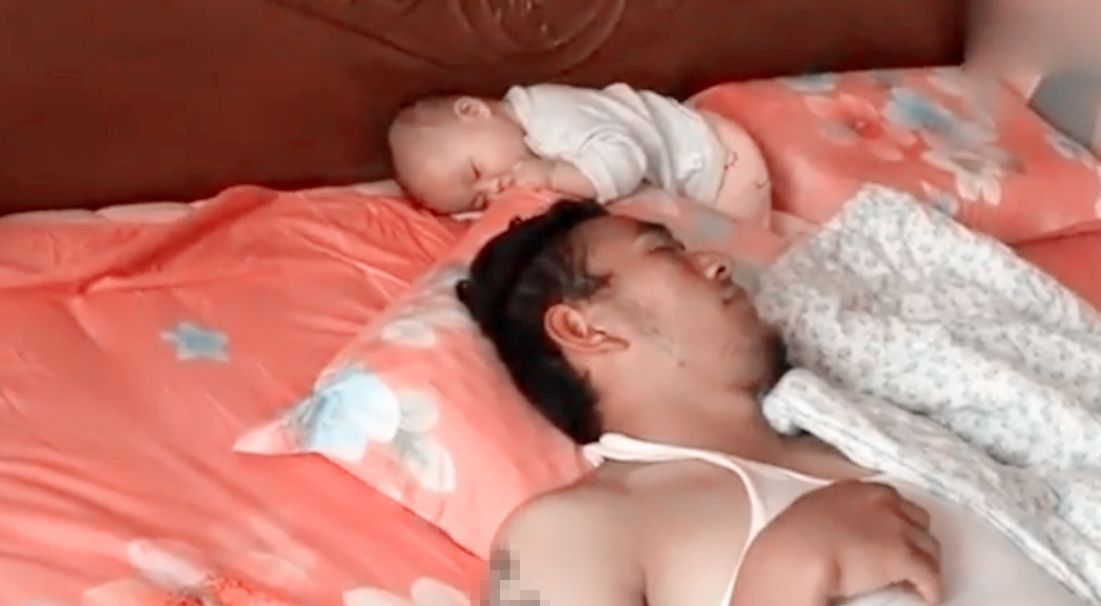 表情|老爸和“小情人”正睡觉,突然发现娃丢了,老爸的表情妈妈笑惨了