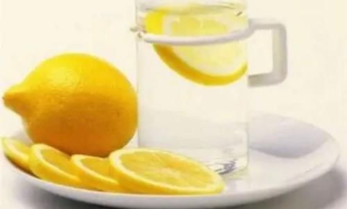 斑点|洗脸时冷开水里加一物，坚持一段时间，皮肤越洗越白嫩，不妨一试