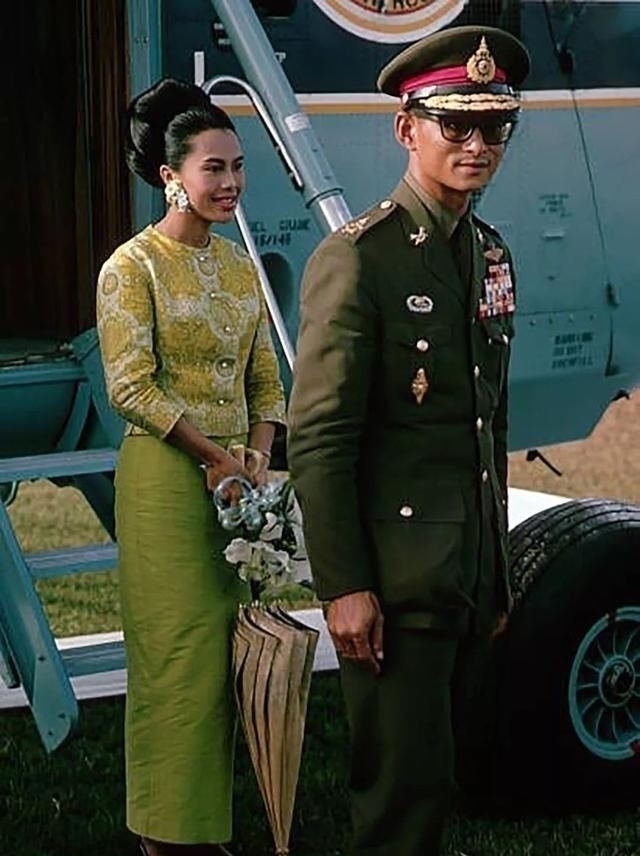 细数诗丽吉王后的传统服装,款款精美绝伦,不愧是泰国第一美人