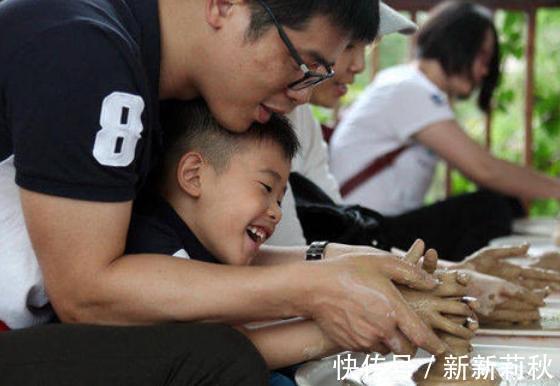 放学|幼儿园放学,两个孩子没人认领,家长看到后笑翻:洗洗还能要