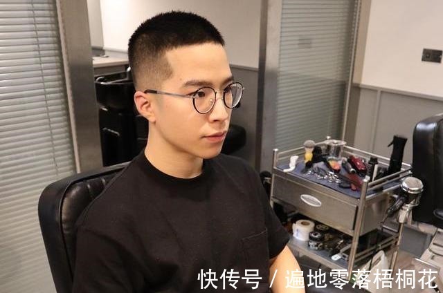 男士们|天热发型不要只会“剃光”，男士留这些时尚造型，看着就很帅气！