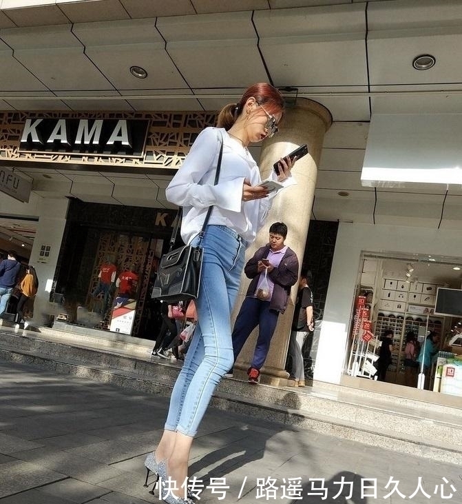 小姐姐|身材好的妹子,乱选角度都很美,这条牛仔裤也显了神韵