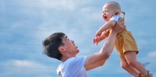 亲爱的|这六种游戏很危险,一不小心就会伤到孩子,家长别再和孩子玩了