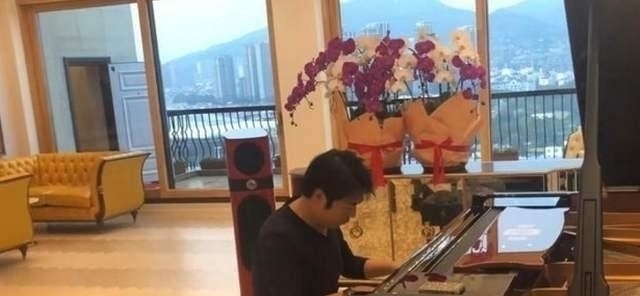 钢琴|郎朗豪宅尽显稳重，客厅就有三层楼高，家中随处可见名贵钢琴
