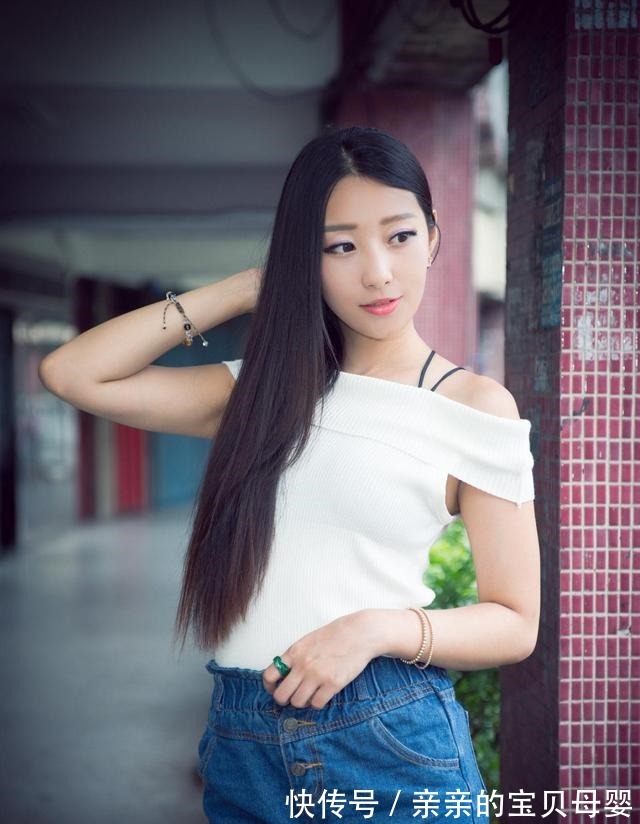 小姐姐 暑假即将来临,这位小姐姐的出游穿搭很是休闲舒适