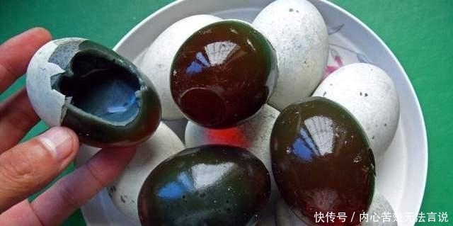 切皮蛋容易沾刀?大厨教你一招,不粘连不散花,切得完整又好看