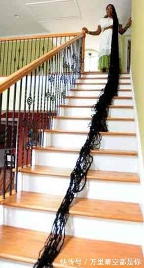 asha 女子10年不剪发 ,长约16米,嫁职业发型师丈夫