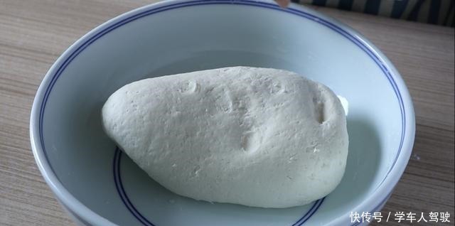 面粉学会这样做,再也不蒸馒头了,酥脆松软又多层,没菜也吃得香