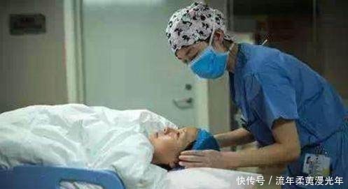 产妇|孩子刚出生,产妇竟问医生这个问题,丈夫尴尬的低下头