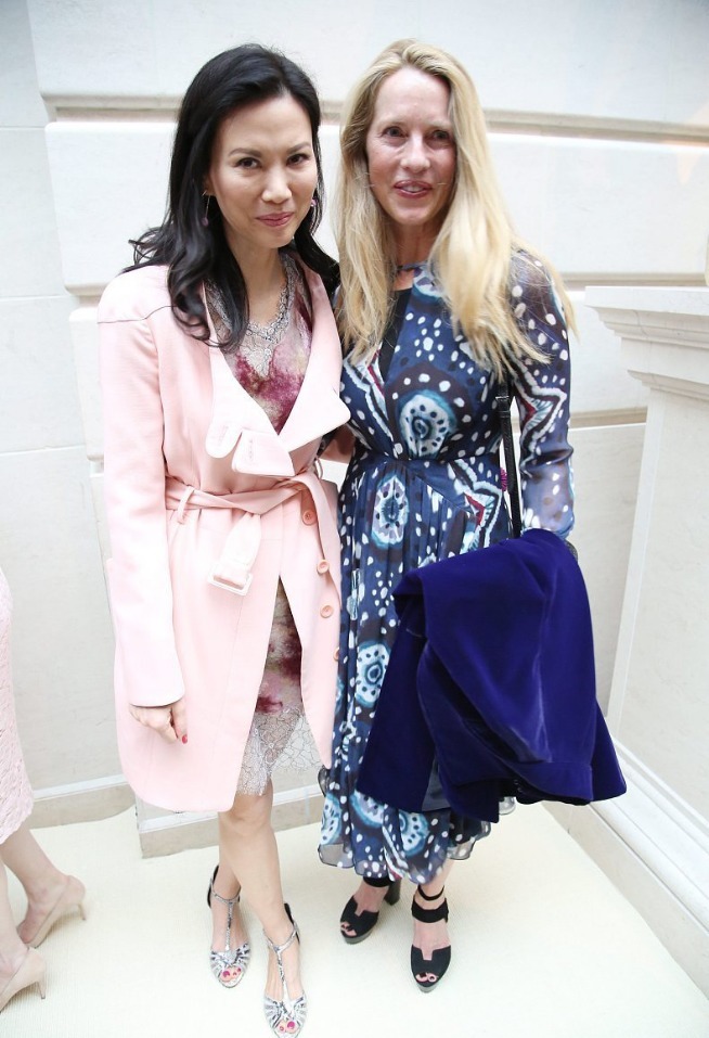 邓文迪的气质与众不同,穿一件粉色带内搭连衣裙,非常高级洋气