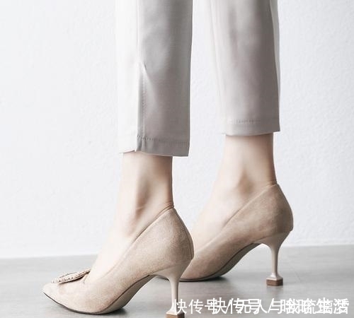 女鞋 尖头细跟高跟鞋，搭配一双透肉袜，真是赞