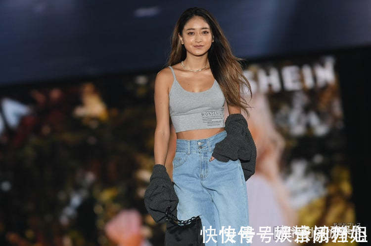 渡边美 日本关西时装周,渡边美优纪,以风格突出的针织连衣裙搭配出席