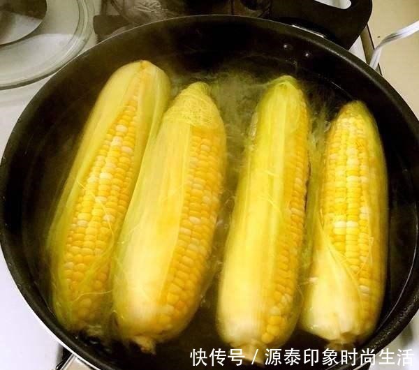 煮玉米时别再只会放盐了,加点它,煮好的玉米才会更美味,更香甜!