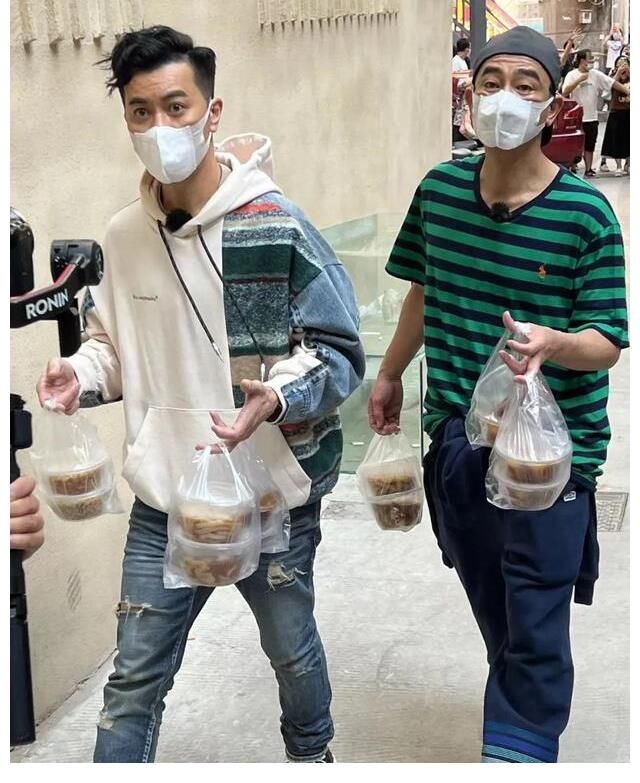 裴文|大湾区五人组新综开录!网友晒哥哥手写试营业邀请函、排练照