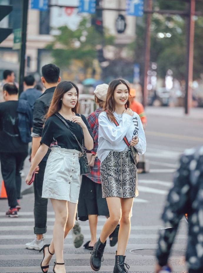 长发|街拍长发飘飘的小美女,傲人身材,女人味满满