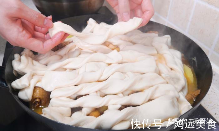 炖鸡|全家迷上此面食，三天两头做一次，饭菜一锅出，发朋友圈被点赞