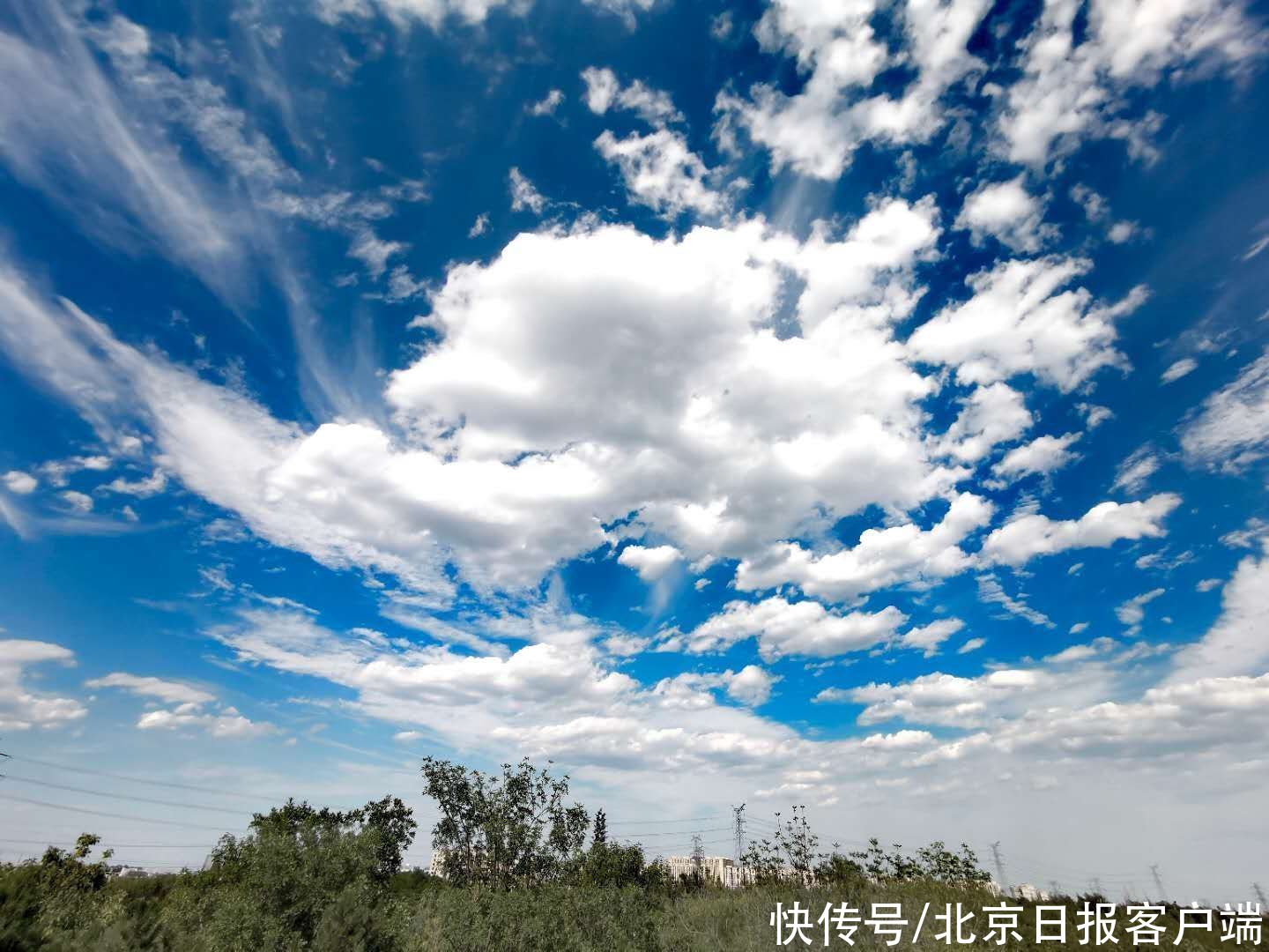 白云 美！今天的北京，天空湛蓝剔透，白云如絮似雪