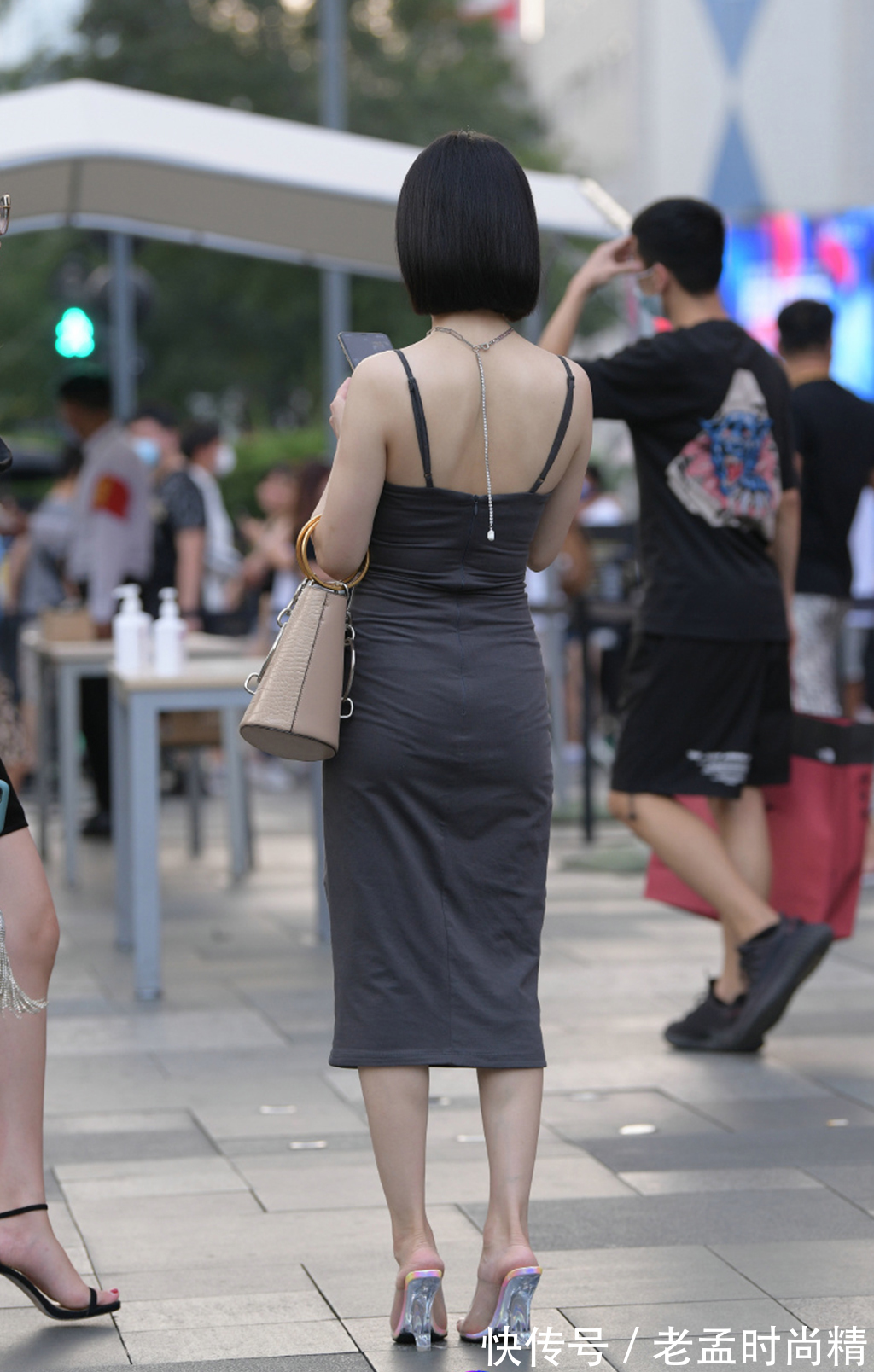夏日|街拍：吊带裙，穿出夏日的清新，优雅美丽又显气质，让你清凉一整夏