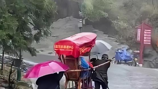 湖南衡山景区轿夫冒雨抬轿子，游客：坐又不忍心，不坐没钱赚