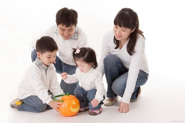 杯子|孩子墙上涂鸦获赞49万,早期智力开发最好方式:重视孩子手部动作