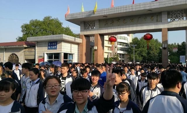 孩子|7岁男孩重达200斤,一顿饭量顶3个人,只因家里人这样做