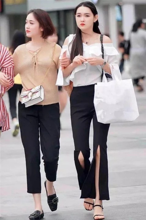 街拍:长发美女一条紧身吊带裙,秀出白皙美腿,魅力十足