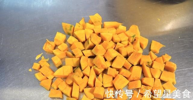 百吃不厌的南瓜焖饭,每年秋冬必吃几十锅,米饭香甜饱满筋道!