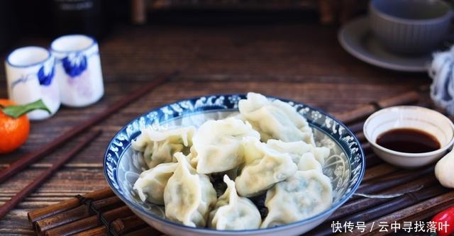 年夜饭饺子还是韭菜鸡蛋馅，多加1黑1红，味道好，香味浓