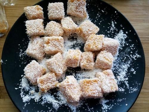 美食精选：南瓜换一种新吃法，做成甜甜的零食，一口一个真过瘾