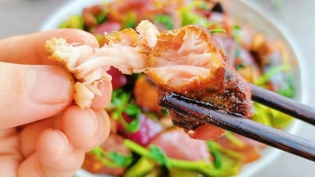 鱼肉这样做，下酒下饭都好香，鱼肉紧致入味，一条鱼还嫌不够吃